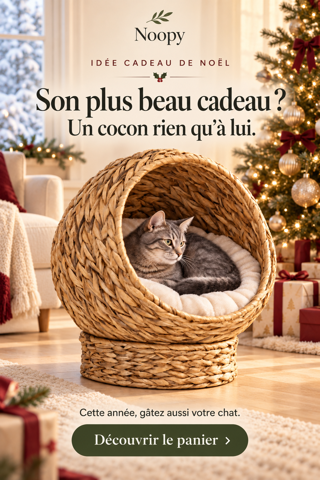 Panier cocon pour chat près d’un sapin et de cadeaux de Noël